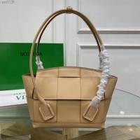 Bottega veneta高端女包 KF009 寶緹嘉爆款THE 杏仁色 ARCO編織款平紋牛皮手提包  BV經典款蝙蝠包  gxz1125
