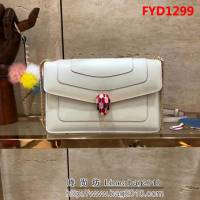 BVLGARI寶格麗 原單品質 最新款蛇頭扣環 奶白色 時尚手提肩背包 39174 FYD1299