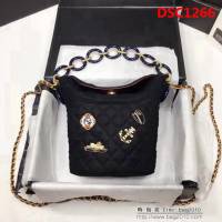 香奈兒CHANEL 57861 2018款徽章水桶包 時尚簡約風格 DSC1266