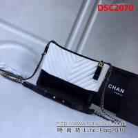 香奈兒CHANEL2018年新款V格 Chanel Gabrielle 黑配白鏈條流浪包 DSC2070