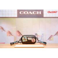 COACH蔻馳 31349 新款 徽章相機包 迪士尼米奇合作限量版 彩虹寬版肩帶  Chz1067