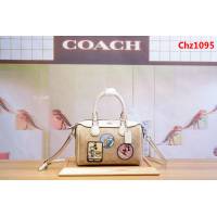 COACH蔻馳 29357 新款 迪士尼限量版 徽章Logo印花 小號枕頭包 波斯頓 手提單肩斜挎女包 經典實用百搭款  Chz1095