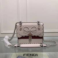 FENDI芬迪 2018早春新款 鑲嵌珍珠斜挎包 8815  fd1238