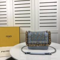FENDI芬迪 最新款 KAN I手袋 皮配鏈子肩帶 可斜背或手拿  fd1455