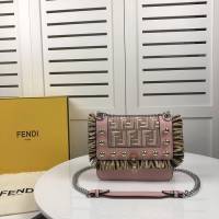 FENDI芬迪 最新款 KAN I手袋 皮配鏈子肩帶 可斜背或手拿  fd1456