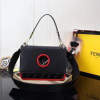 FENDI芬迪 新品新款fendi KAN I手袋 可斜背或手拿  fd1557