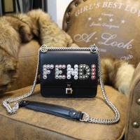 FENDI芬迪 經典時尚款 FENDI鉚釘字母鑽 鏈條斜挎包  fd1574