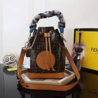 FENDI芬迪 專櫃靈魂設計大桶包壓印‘F’字體 女神大愛單品 搭配專櫃走秀兔毛手提  fd1591