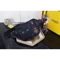 FENDI芬迪 經典款 義大利正品代購 2018夏季新款 男女通用 昆蟲圖案尼龍胸包  fd1640