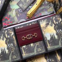 Gucci包 古馳卡包 570679 酒紅全皮 2019新款 互扣式馬銜扣 Gucci粒面皮革單卡包  gudj1452