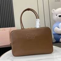 miumiu專櫃繆繆最新款原廠公事包Beau手袋手提包 jh2335型號：5bb117，5bb163