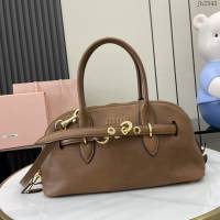miumiu專櫃繆繆最新款爆款保齡球包原廠皮革手提包 jh2343型號：5bb168