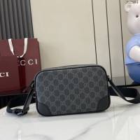 Gucci專櫃古馳最新款Emblem男士旅行系列斜挎包肩背包 jh2584型號：821216