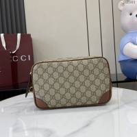 Gucci專櫃古馳最新款Emblem男士旅行系列收納包手拿包 jh2585型號：821164