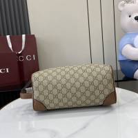 Gucci專櫃古馳最新款Emblem男士旅行系列收納包手拿包 jh2587型號：821163