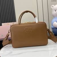 MIU MIU專櫃繆繆最新款二代肩帶款Beau手袋原廠皮手提公事包 jh2658型號：5BB117