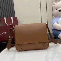 Gucci專櫃古馳最新款Emblem系列男士單肩斜挎包 jh2710型號：821154