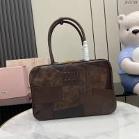 MIU MIU專櫃繆繆最新款小牛皮手提公事包 jh2739型號：5BB117