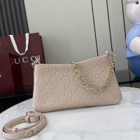Gucci專櫃古馳最新款Emblem系列小號肩背包鏈條女包 jh2850型號：815277