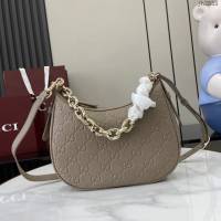 Gucci專櫃古馳最新款Emblem系列小號肩背包鏈條女包 jh2855型號：815409