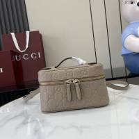 Gucci專櫃古馳最新款Emblem系列超迷你手袋手提化妝包 jh2857型號：815949
