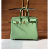 Hermes女包 愛馬仕Birkin25 swift皮 手工縫製 油果綠金扣 Hermes鉑金手提包  tdh2151