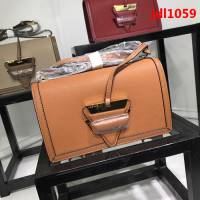 LOEWE羅意威 Barcelona 荔枝紋三角包 小牛皮肩背斜挎包 雜誌爆款  jdl1059