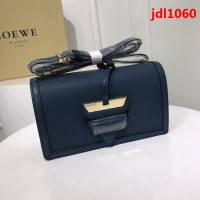 LOEWE羅意威 Barcelona 荔枝紋三角包 小牛皮肩背斜挎包 雜誌爆款  jdl1060