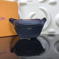 LV包包 lv經典Bumbag腰包 粒面牛皮 Monogram壓紋圖案 LV男腰包 LV藍色胸包  ydh3589