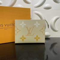 Louis Vuitton新款手包 M80504 路易威登BY THE POOL盥洗袋 Monogram压纹 LV手拿包收纳包  ydh4197