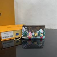LV路易威登2023专柜新款M82615 M82620钥匙包描绘品牌吉祥物Vivienne和好友冰面畅滑之景 ydh5358