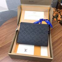 LV專櫃2023新款升級版男士手包 M61692新壓花 路易威登全新Pochette Voyage中號手袋手拿包 dn1006