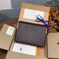 LV專櫃2023新款升級版男士手包 M41696咖格 路易威登Pochette Voyage中號手袋手拿包 dn1041