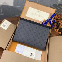 LV專櫃2023新款升級版男士手包 M69535 路易威登Pochette Voyage中號手拿包 dn1042
