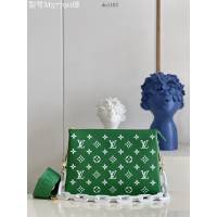 LV專櫃2023新款Coussin小號手袋 M57790綠 路易威登Monogram壓紋蓬鬆綿羊皮鏈條法棍包 dn1102