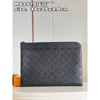 LV專櫃2023新款大容量Pochette Jour手拿包 M82074壓花 路易威登男款大號手包 dn1385