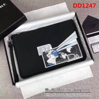 PRADA普拉達 專櫃同步 最新款式 限量版 漫畫印象系列 男士手包 2NH006 DD1247