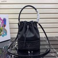 prada女包 普拉達2020最新款繡線水桶包 時尚百搭 prada手腕包 1BH038 Prada單肩手提包  pyd2399