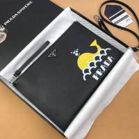 prada手包 普拉達2020最新款限量版手包 2VH073 Prada海馬徽標圖案手拿包  pyd2413
