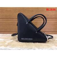 BALENCIAG巴黎世家 17秋冬 爆款三角包 原版進口皮 476975  BL1836