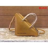 BALENCIAG巴黎世家 17秋冬 爆款三角包 原版進口皮 476975  BL1838