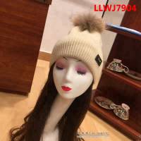 FENDI芬迪 新款羊絨配狐狸毛球 原單帽子圍巾套裝 時尚又保暖 LLWJ7904