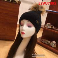 FENDI芬迪 新款羊絨配狐狸毛球 原單帽子圍巾套裝 時尚又保暖 LLWJ7905