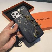 LV手機殼 LV新款鏈條手機套 LV手機殼小紅書爆款推薦 LV壓花帶手鏈手機後套  mmk1039