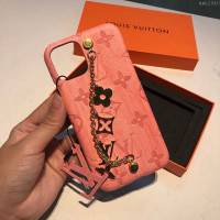LV手機殼 LV新款鏈條手機套 LV手機殼小紅書爆款推薦 LV壓花帶手鏈手機後套  mmk1040