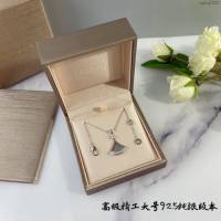 Bvlgari飾品 寶格麗新款925高級精工大號版本 BV寶格麗金貝扇形小裙子項鏈  zgbq3288