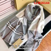 BURBERRY巴寶莉法國專櫃新貨 經典小格羊絨圍巾 LLWJ6144