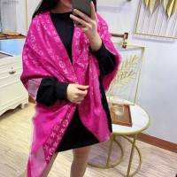 Louis Vuitton秋冬新款女士圍巾 路易威登明星同款圍巾 真絲羊毛LV披肩大方巾  mmj1709