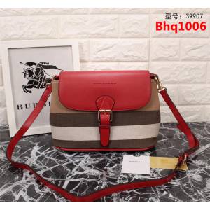 BURBERRY巴寶莉 獨家爆款 小號Canvas格紋皮革 斜背包 39907  Bhq1006