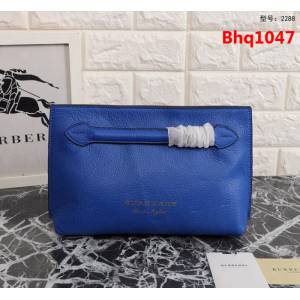 BURBERRY巴寶莉 簡約時尚手拿包 拉鏈口袋飾有 Burberry立體字母 2288  Bhq1047
